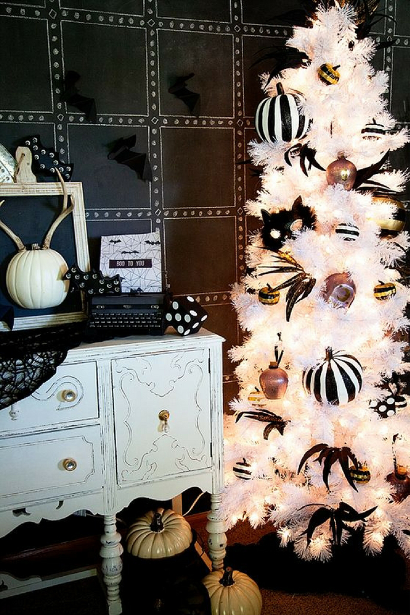 EIGHT ELEGANT BLACK & WHITE HALLOWEEN HOME DECOR IDEAS