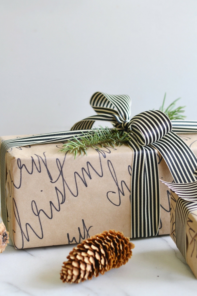 HOLIDAY GIFT GUIDE 2016 WRAPPING GIFT IDEAS - DIY Calligraphy Wrapping Paper